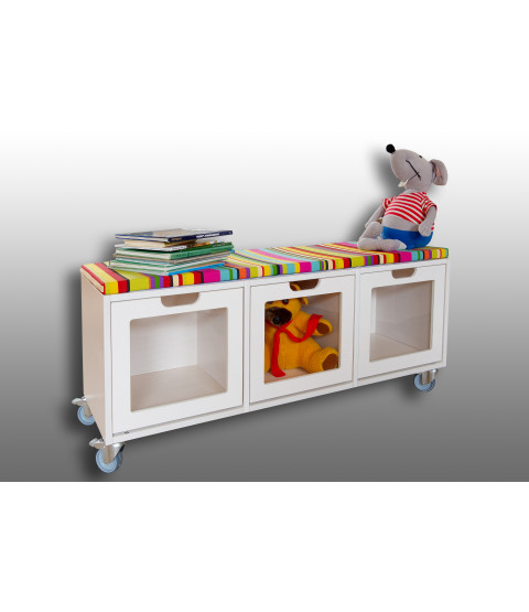 Reol med 3 kasser og madras på toppladen